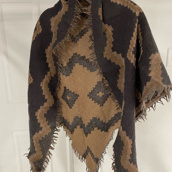 Aritzia Diamond Mosaic Triangle Scarf - Picture 2 of 3
